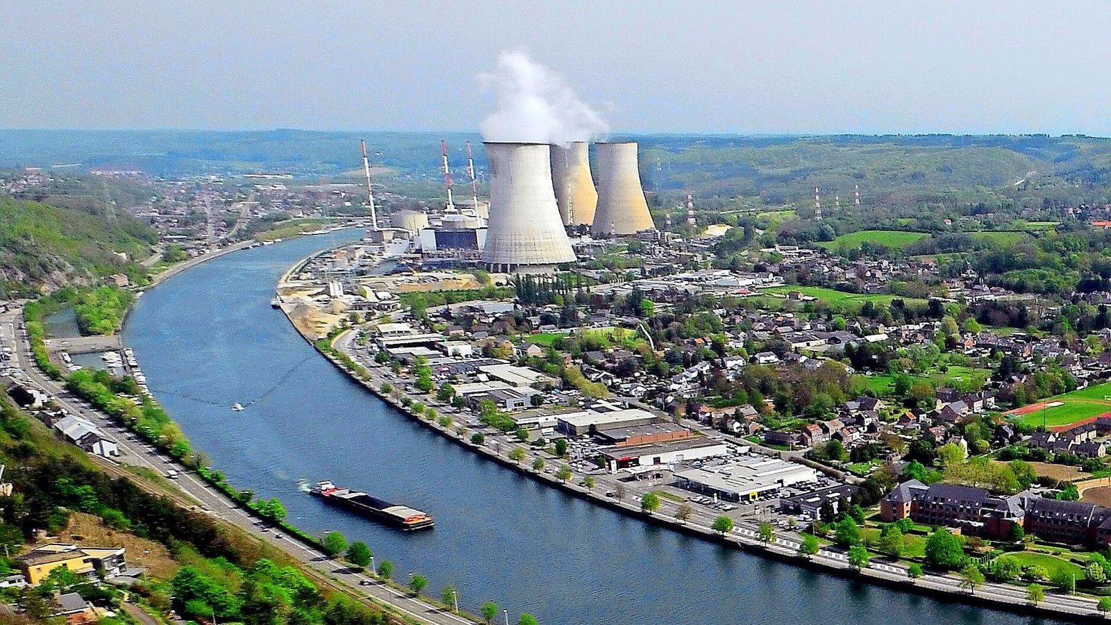 Der Meiler 3 des Atomkraftwerkes Tihange am Ufer der Maas wird noch bis 2035 laufen. Er wird mit großem Aufwand modernisiert. Die anderen Reaktoren an dem Standort werden abgestellt.Foto: dpa/Eric Lalmand Der Meiler 3 des Atomkraftwerkes Tihange am Ufer der Maas wird noch bis 2035 laufen. Er wird mit großem Aufwand modernisiert. Die anderen Reaktoren an dem Standort werden abgestellt.Foto: dpa/Eric Lalmand