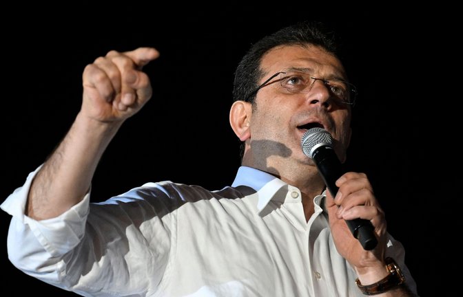 Oppositionspolitiker Ekrem Imamoglu bei einer Rede.<span class='image-autor'>Foto: AFP/YASIN AKGUL</span>