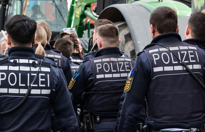 Mit einem großen Aufgebot geht die Polizei in Biberach gegen die Störer vor der Halle vor.<span class='image-autor'>Foto: dpa/Silas Stein</span>