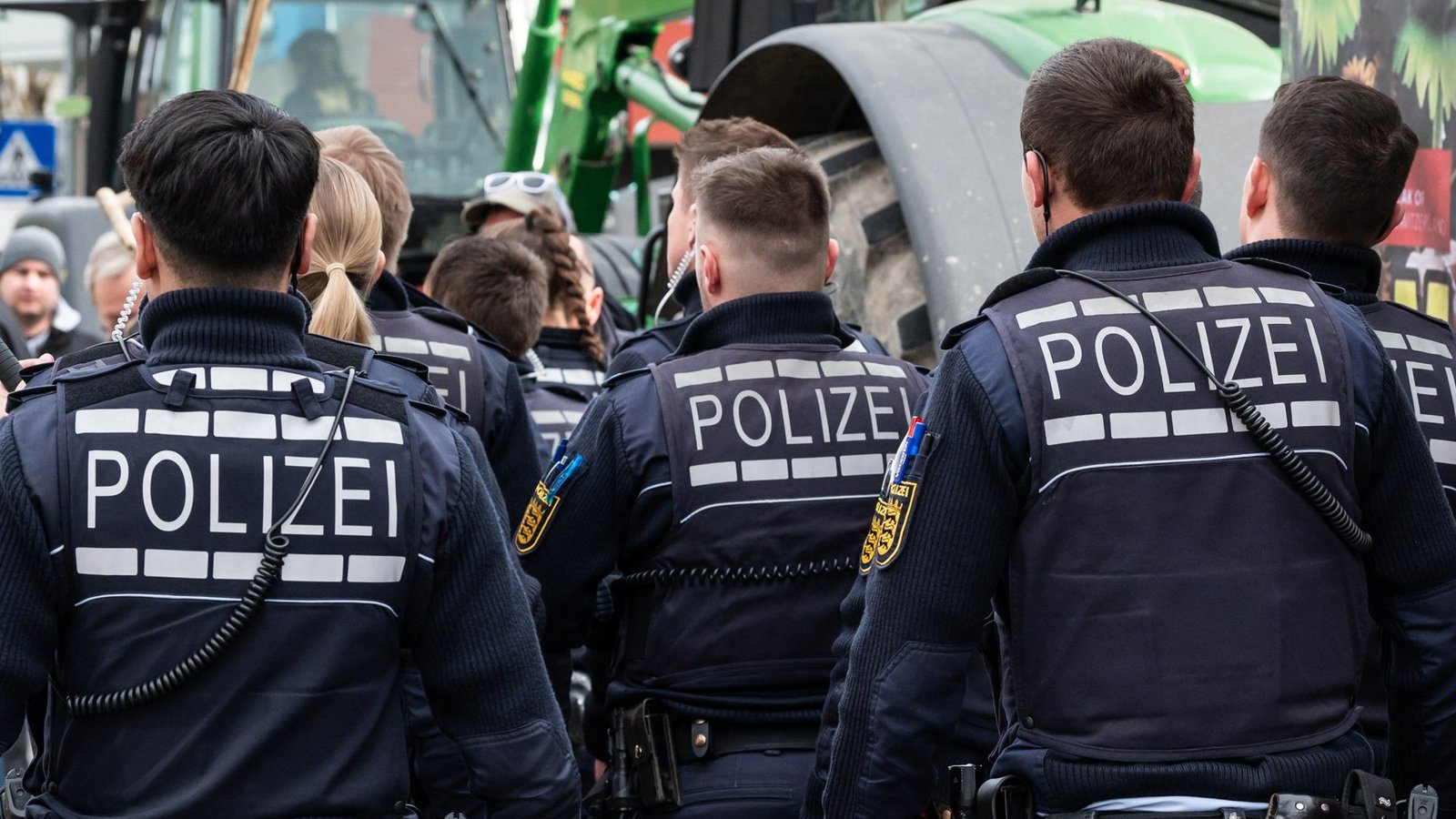 Mit einem großen Aufgebot geht die Polizei in Biberach gegen die Störer vor der Halle vor.Foto: dpa/Silas Stein Mit einem großen Aufgebot geht die Polizei in Biberach gegen die Störer vor der Halle vor.Foto: dpa/Silas Stein