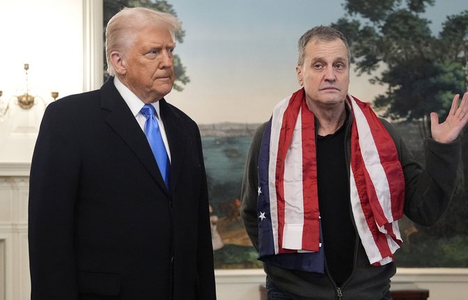 US-Präsident Donald Trump (l), begleitet von Marc Fogel, spricht im diplomatischen Empfangsraum des Weißen Hauses.<span class='image-autor'>Foto: dpa/Alex Brandon</span>