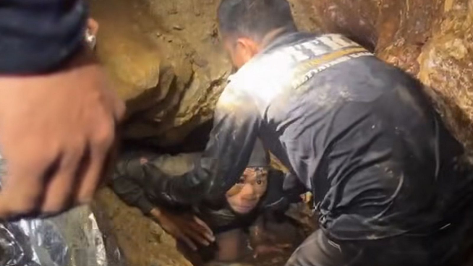 Um aus dem Berg zu kommen, musste der Gerettete viele enge Tunnel und überflutete Gänge passieren.Foto: -/Metta Tham Rescue Kalasin/AP/dpa Um aus dem Berg zu kommen, musste der Gerettete viele enge Tunnel und überflutete Gänge passieren.Foto: -/Metta Tham Rescue Kalasin/AP/dpa
