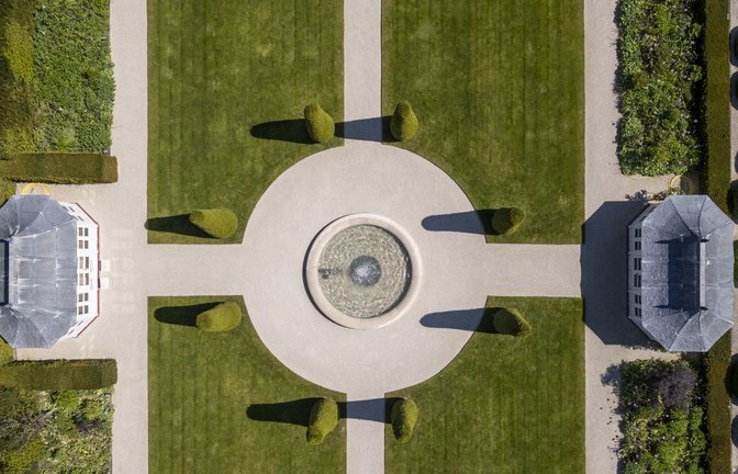 Diesen Teil von Roland Doschkas Garten bestimmen strenge symmetrische Formen und kubistisch geschnittene Bäume und Sträucher.<span class='image-autor'>Foto: © sichtlichmensch/Andy Reiner</span>