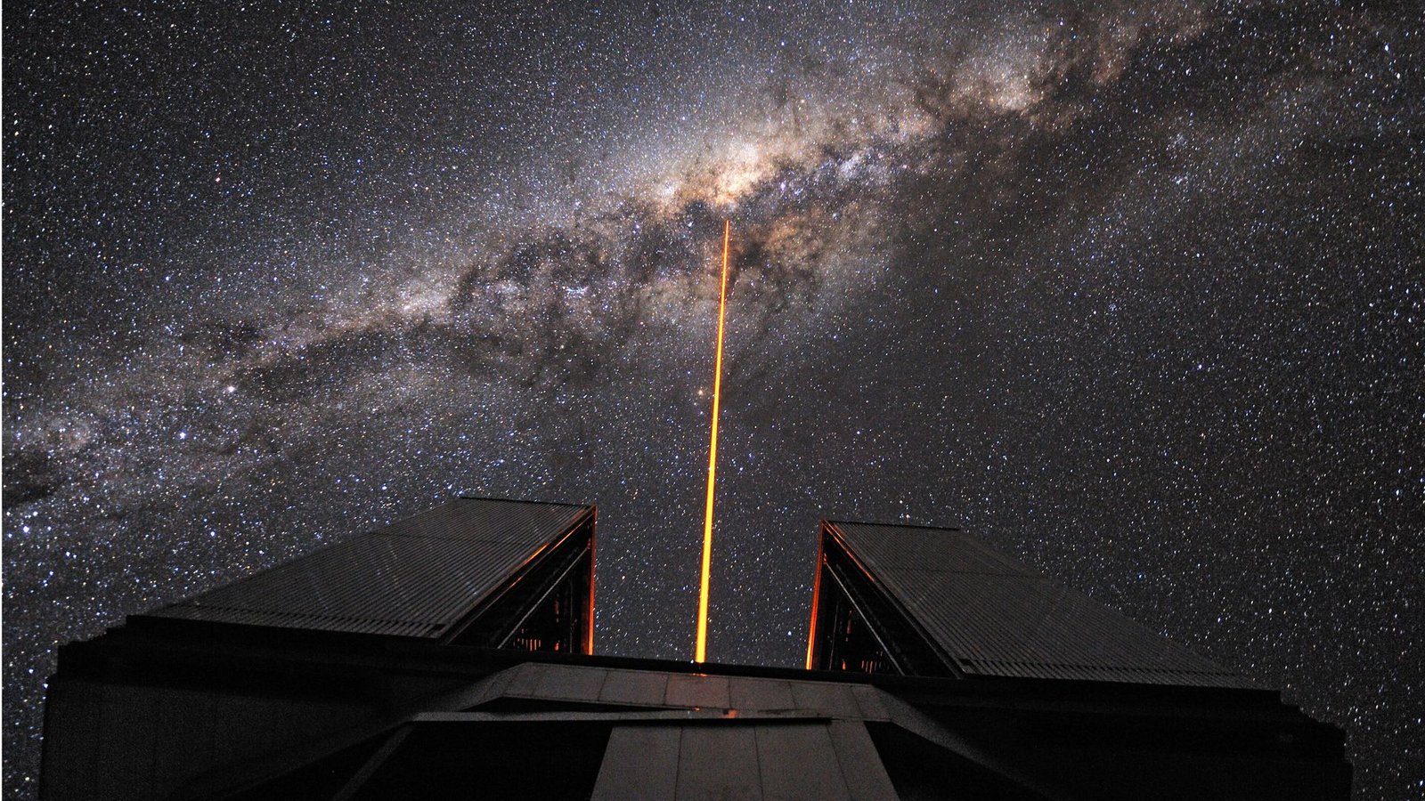 Blick auf die kosmische Region, wo der Doppelstern im Zentrum der Milchstraße liegt, vom Very Large Telescope aus gesehen.Foto: G. Hüdepohl/dpa