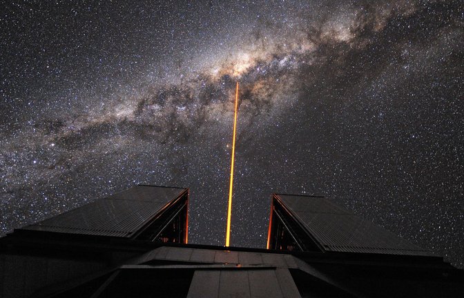 Blick auf die kosmische Region, wo der Doppelstern im Zentrum der Milchstraße liegt, vom Very Large Telescope aus gesehen.<span class='image-autor'>Foto: G. Hüdepohl/dpa</span>