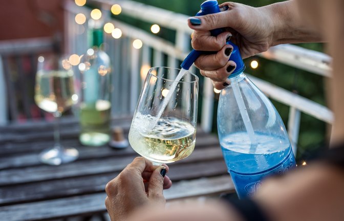 Eine Weinschorle besteht nur aus zwei Zutaten: Wasser und Wein.<span class='image-autor'>Foto: Martchan / shutterstock.com</span>