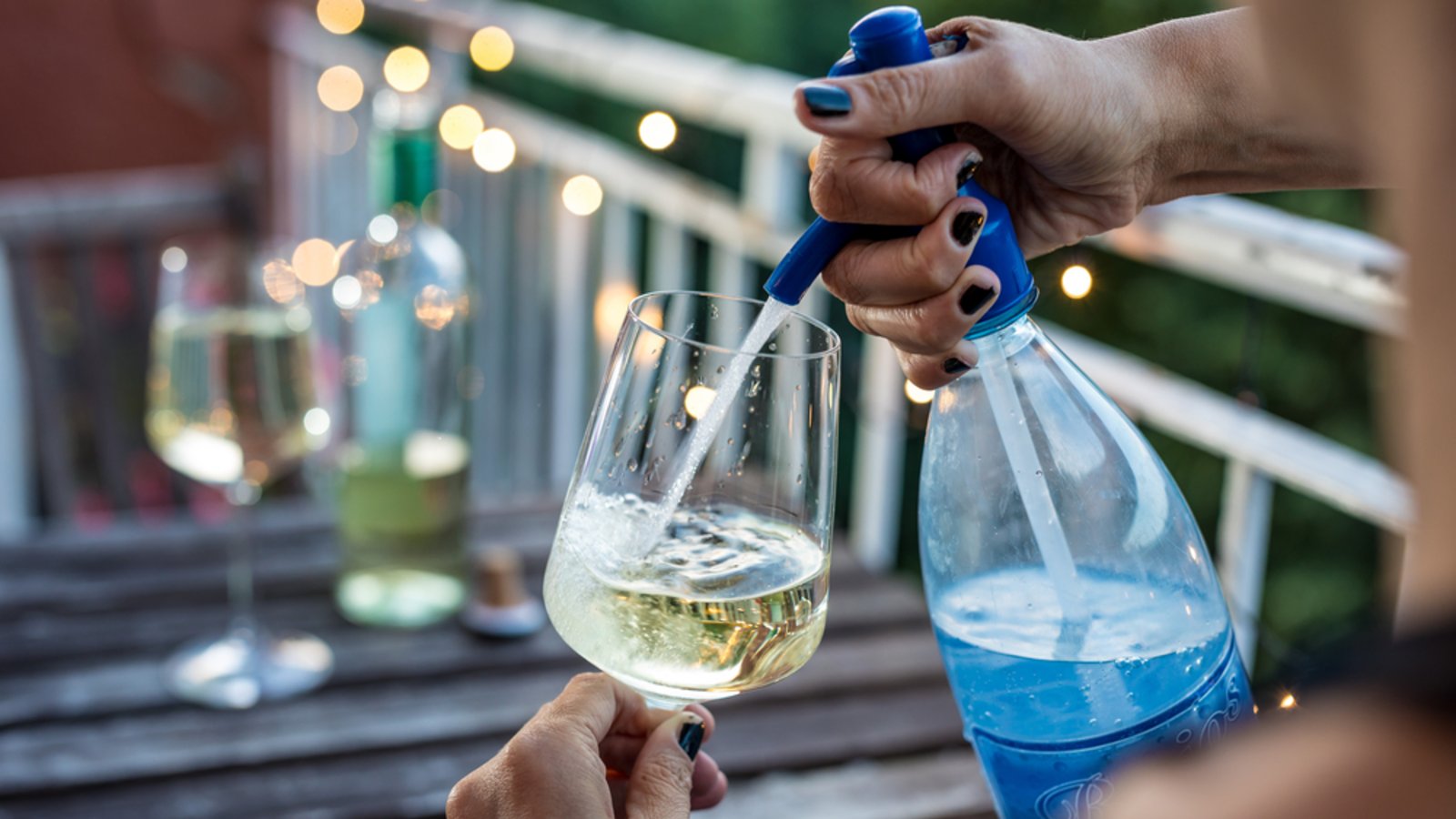 Eine Weinschorle besteht nur aus zwei Zutaten: Wasser und Wein.Foto: Martchan / shutterstock.com