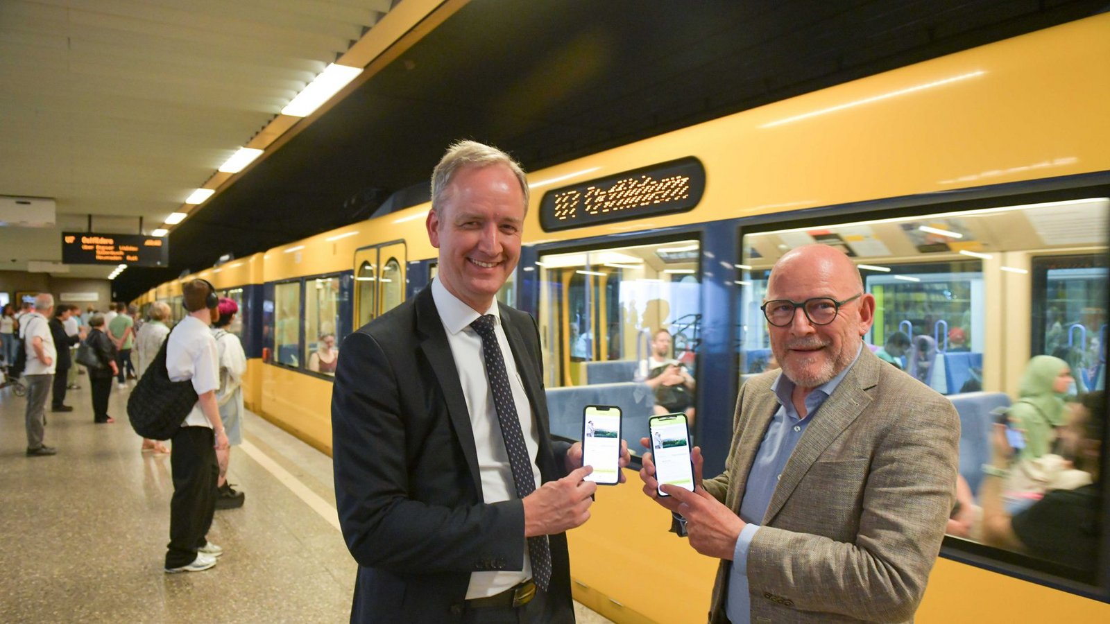Große Hoffnungen zum Start: Verkehrsminister Winfried Hermann (rechts) und der damalige kaufmännische Vorstand der SSB, Mario Laube, bei der Präsentation der App.Foto: LICHTGUT/Max Kovalenko Große Hoffnungen zum Start: Verkehrsminister Winfried Hermann (rechts) und der damalige kaufmännische Vorstand der SSB, Mario Laube, bei der Präsentation der App.Foto: LICHTGUT/Max Kovalenko
