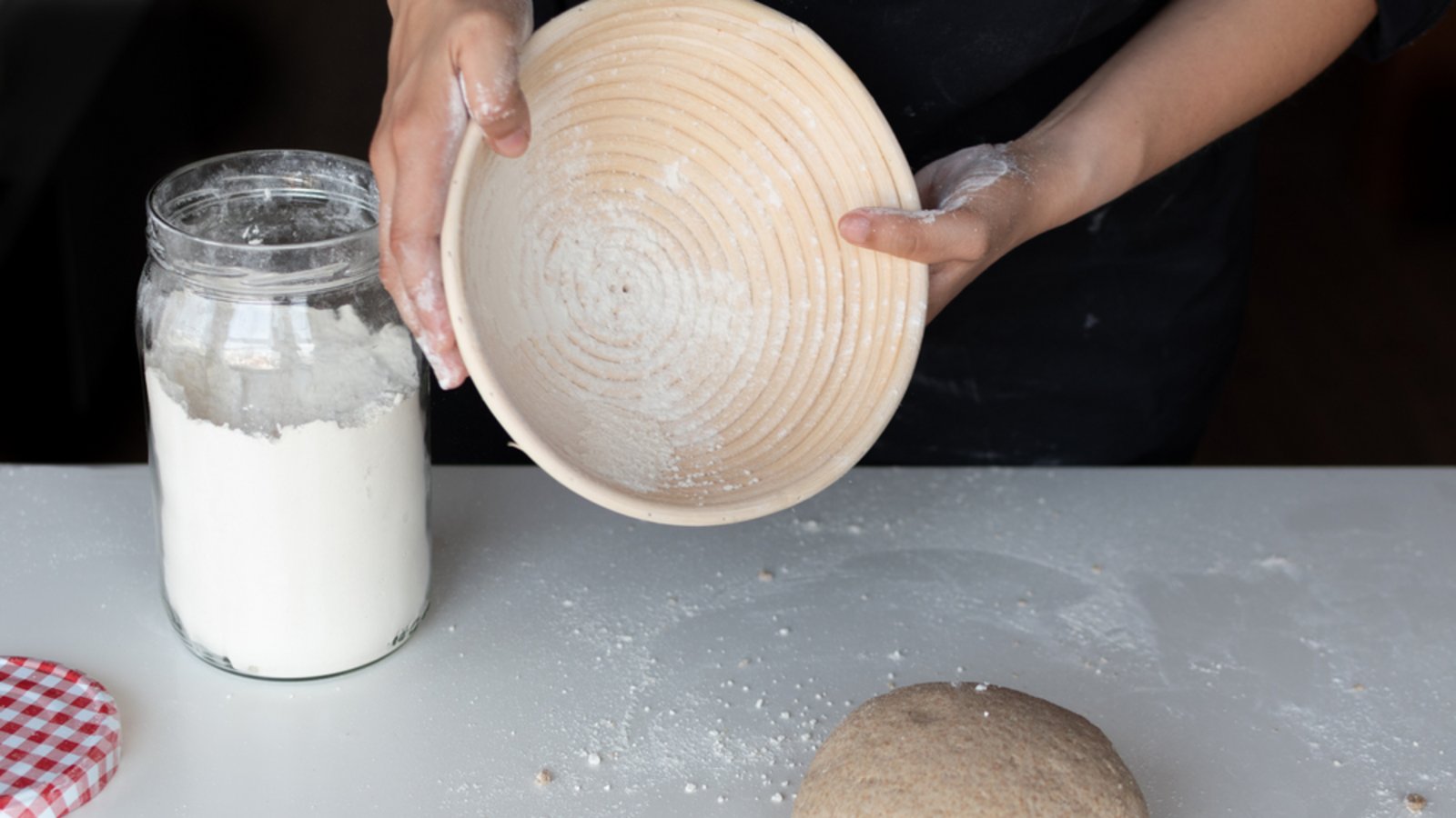 Das Gärkörbchen sollte regelmäßig gesäubert werden.Foto: yol.pics / shutterstock.com Das Gärkörbchen sollte regelmäßig gesäubert werden.Foto: yol.pics / shutterstock.com