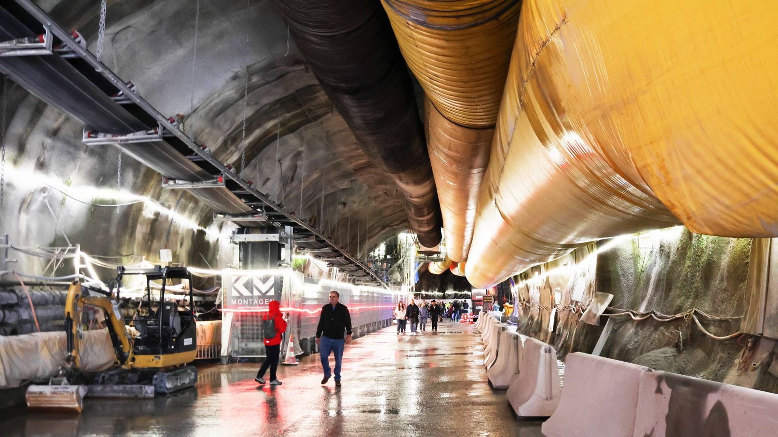 Besucher in der Röhre des Gotthard-Straßentunnels: Dort sind die Bauarbeiten zunächst ins Stocken geraten.Foto: imago/Anton Geisser Besucher in der Röhre des Gotthard-Straßentunnels: Dort sind die Bauarbeiten zunächst ins Stocken geraten.Foto: imago/Anton Geisser