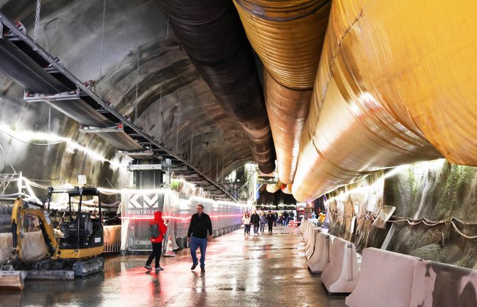 Besucher in der Röhre des Gotthard-Straßentunnels: Dort sind die Bauarbeiten zunächst ins Stocken geraten.<span class='image-autor'>Foto: imago/Anton Geisser</span>