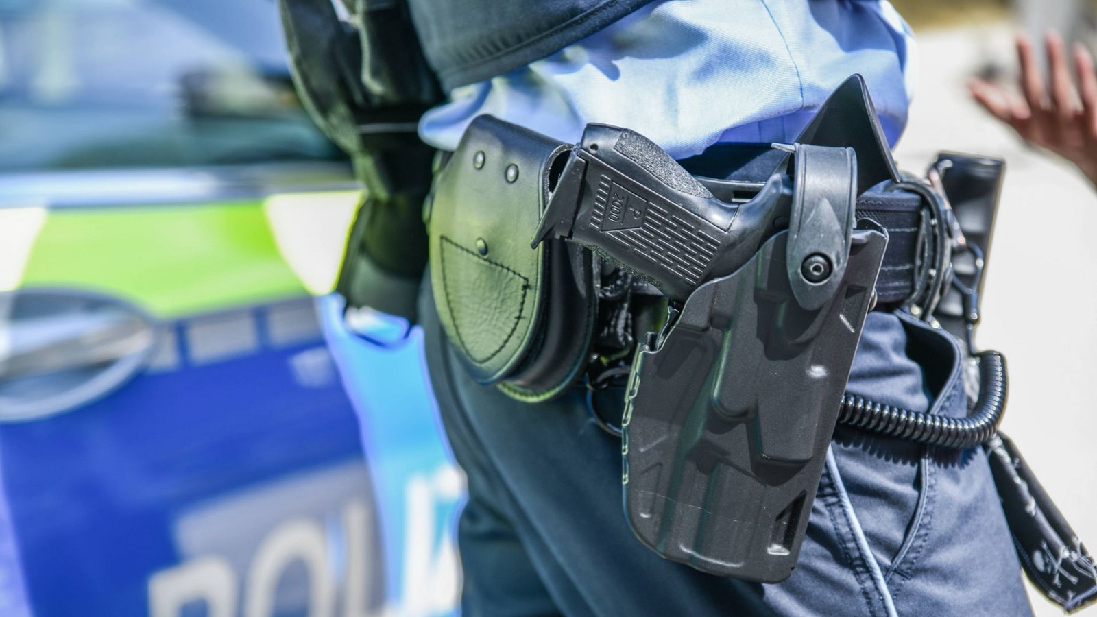 Polizist mit Dienstwaffe – in Stuttgart machte ein Beamter von seiner Gebrauch. (Symbolbild)Foto: IMAGO/onw-images/IMAGO/Marius Bulling Polizist mit Dienstwaffe – in Stuttgart machte ein Beamter von seiner Gebrauch. (Symbolbild)Foto: IMAGO/onw-images/IMAGO/Marius Bulling