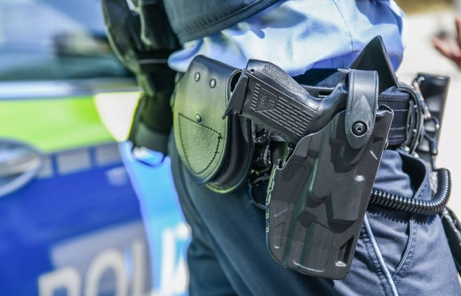 Polizist mit Dienstwaffe – in Stuttgart machte ein Beamter von seiner Gebrauch. (Symbolbild)<span class='image-autor'>Foto: IMAGO/onw-images/IMAGO/Marius Bulling</span>