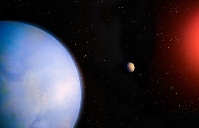 Die neu entdeckte Supererde (blau) ist der zweite Planet um den nur 18 Lichtjahre entfernten Roten Zwerg Gliese 251.<span class='image-autor'>Foto: © University of California Irvine/ CC-by-nc-nd 4.0</span>