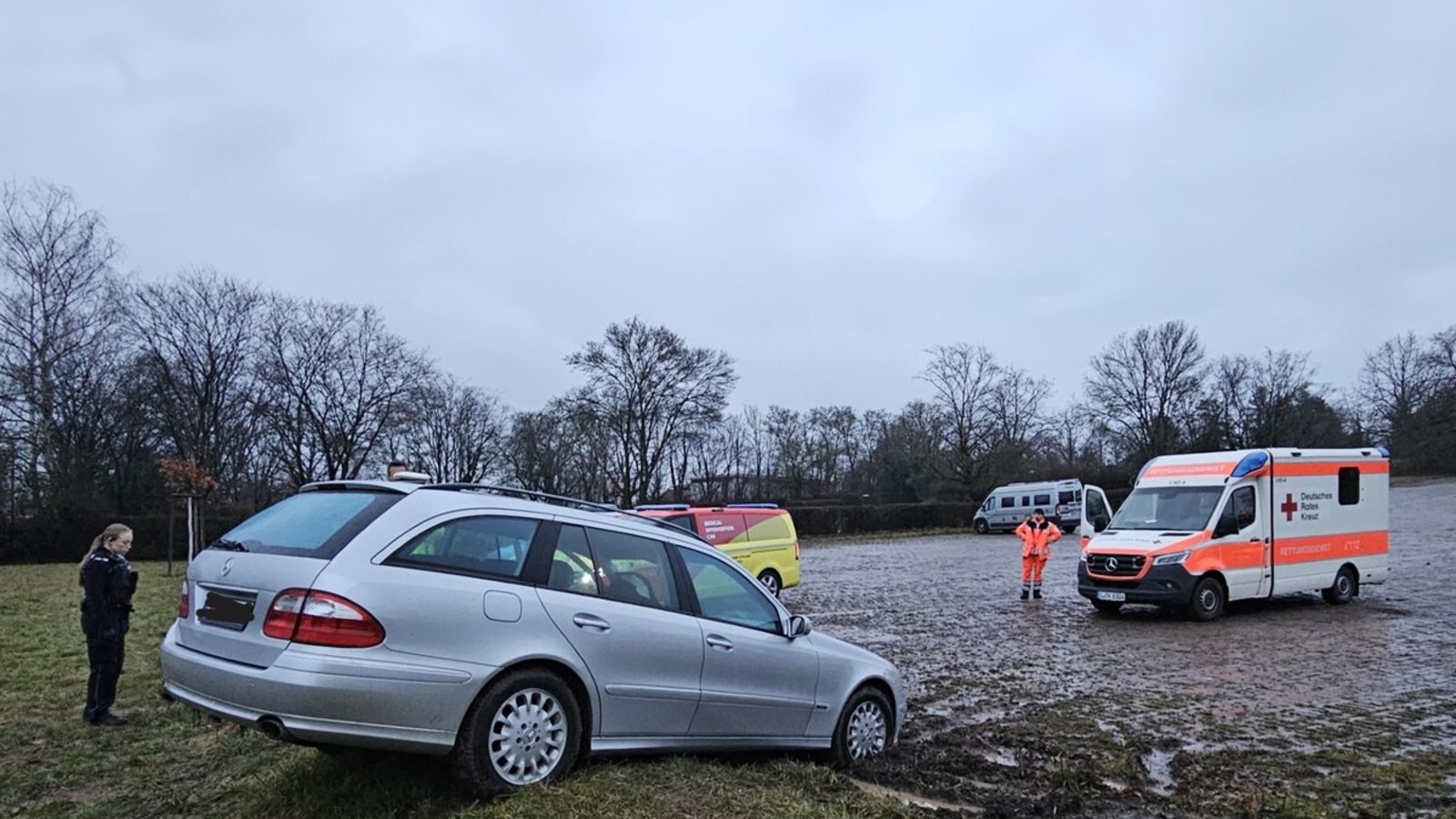Der Wagen rollte nach dem Parken den Hang hinab.Foto: Fotoagentur Stuttgart/Andreas Rosar Der Wagen rollte nach dem Parken den Hang hinab.Foto: Fotoagentur Stuttgart/Andreas Rosar