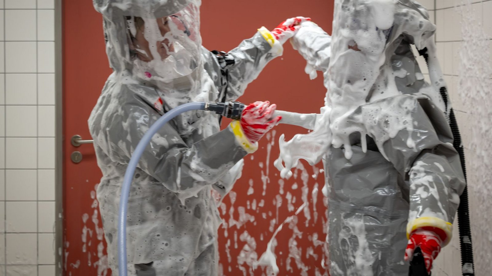 Louise Götze (l) und Ursula Pfitzner, Intensivpflegerinnen und Koordinatorinnen auf der Sonderisolierstation der Charité, desinfizieren sich während eines Pressetermins nach der Rückkehr aus dem Patientenzimmer in der Schleuse mit einer Schaumlösung.Foto: Soeren Stache/dpa Louise Götze (l) und Ursula Pfitzner, Intensivpflegerinnen und Koordinatorinnen auf der Sonderisolierstation der Charité, desinfizieren sich während eines Pressetermins nach der Rückkehr aus dem Patientenzimmer in der Schleuse mit einer Schaumlösung.Foto: Soeren Stache/dpa