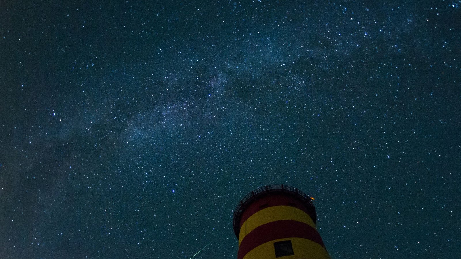 Eine Sternschnuppe leuchtet im August 2015 über dem Pilsumer Leuchtturm in Niedersachsen am Nachthimmel.Foto: dpa Eine Sternschnuppe leuchtet im August 2015 über dem Pilsumer Leuchtturm in Niedersachsen am Nachthimmel.Foto: dpa