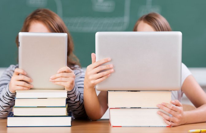 Auch die Beschaffung von Schulbüchern kann mit einer großzügigeren Vergabeverordnung erleichtert werden.<span class='image-autor'>Foto: contrastwerkstatt - stock.adobe.com//Sascha Steinach</span>