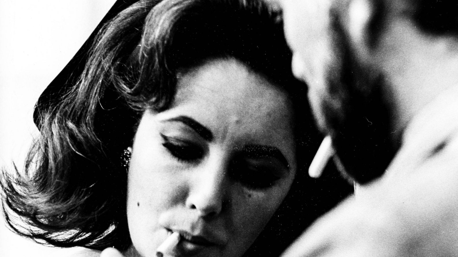 Schauspiel-Ikone Elizabeth Taylor mit Richard Burton im Jahr 1966. Rauchen gehörte damals einfach dazu, vor allem bei Künstlern und Intellektuellen. Das gilt auch für...Foto: imago/UIG Schauspiel-Ikone Elizabeth Taylor mit Richard Burton im Jahr 1966. Rauchen gehörte damals einfach dazu, vor allem bei Künstlern und Intellektuellen. Das gilt auch für...Foto: imago/UIG