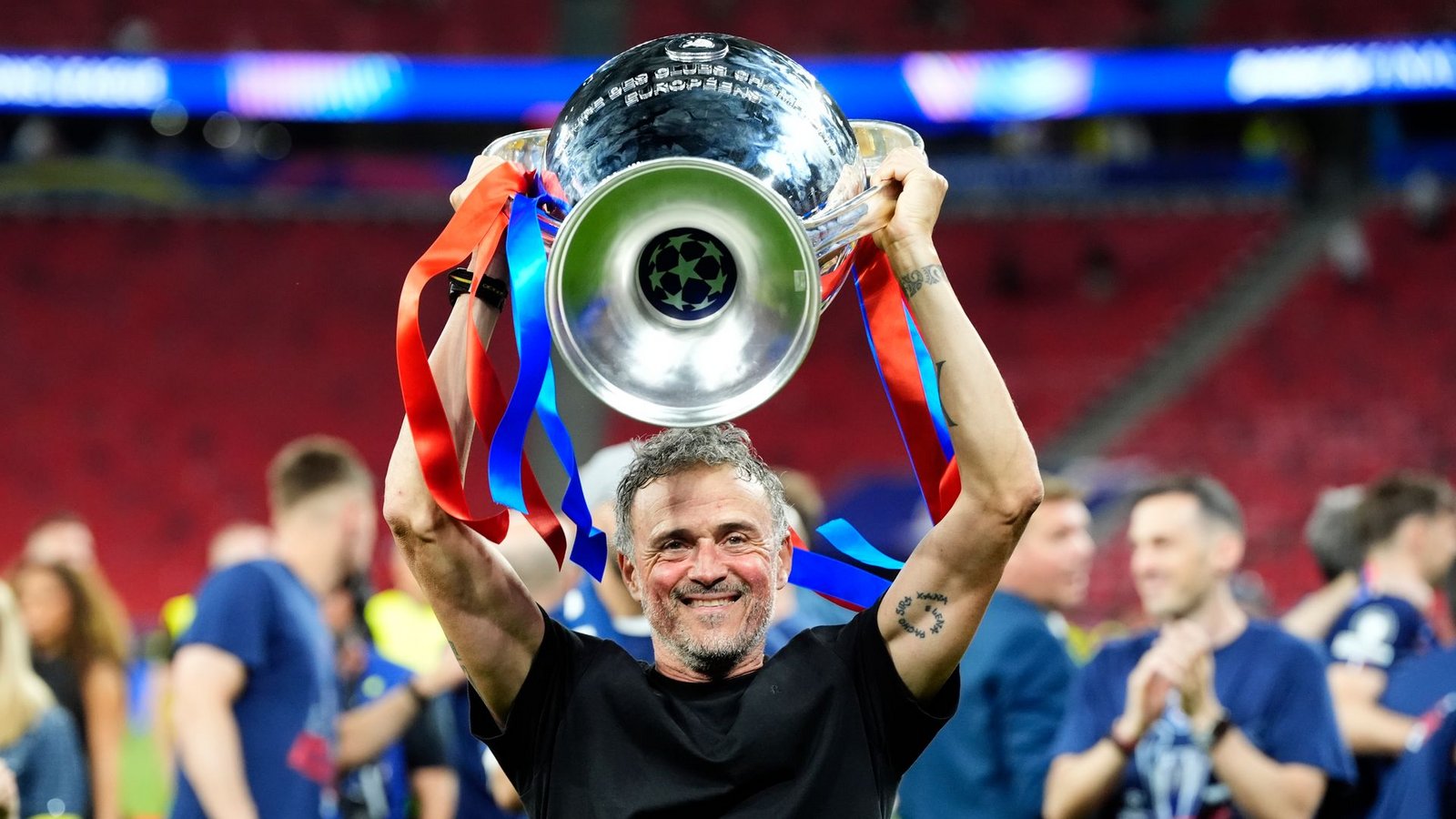 Luis Enrique wollte den Henkelpott gar nicht mehr hergeben.Foto: Nick Potts/PA Wire/dpa Luis Enrique wollte den Henkelpott gar nicht mehr hergeben.Foto: Nick Potts/PA Wire/dpa
