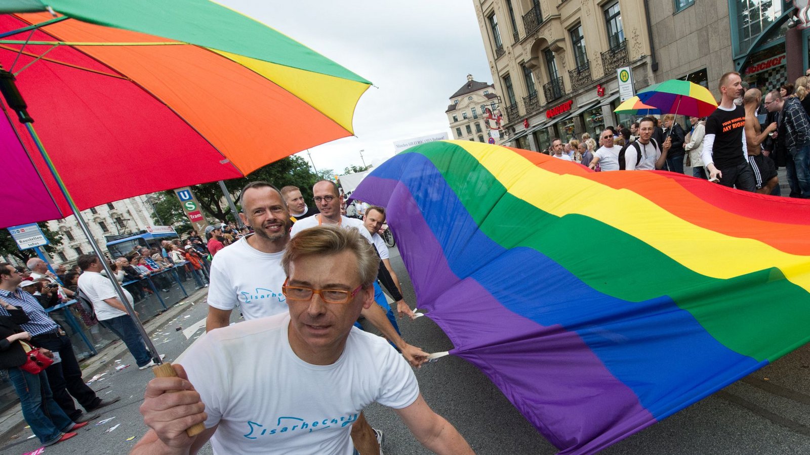 Die Regenbogenfahne ist längst zum Zeichen eines solidarischen Miteinanders von Schwulen, Lesben, Cis- und Transgender-Personen geworden.Foto: dpa/Peter Kneffel Die Regenbogenfahne ist längst zum Zeichen eines solidarischen Miteinanders von Schwulen, Lesben, Cis- und Transgender-Personen geworden.Foto: dpa/Peter Kneffel