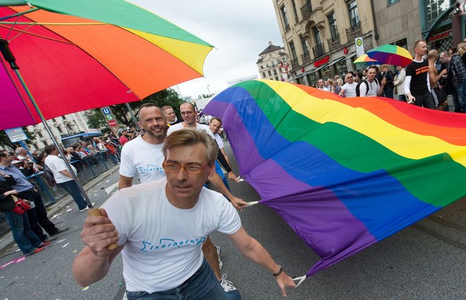 Die Regenbogenfahne ist längst zum Zeichen eines solidarischen Miteinanders von Schwulen, Lesben, Cis- und Transgender-Personen geworden.<span class='image-autor'>Foto: dpa/Peter Kneffel</span>