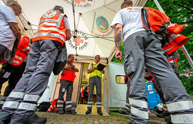 Einweisung auf dem Karlsplatz: Die Einsatzkräfte werden verteilt.<span class='image-autor'>Foto: Lichtgut/Leif Piechowski</span>