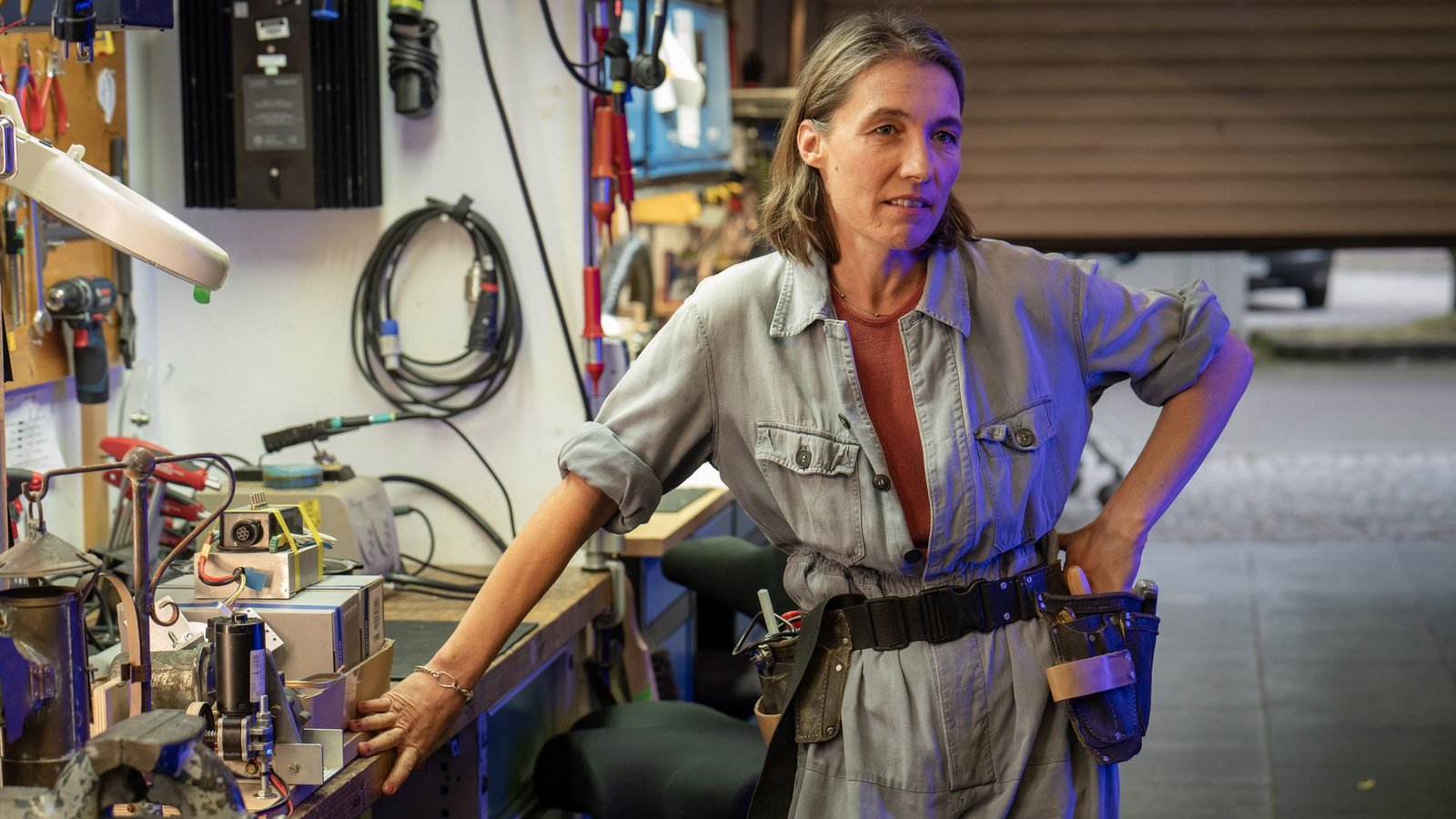 Wer etwas wissen will, fragt Eva Krüger (Katja Bürkle). Die kennt sich aus hinter den Kulissen der Oper und der Interims-Spielstätte.Foto: WDR/Thomas Kost