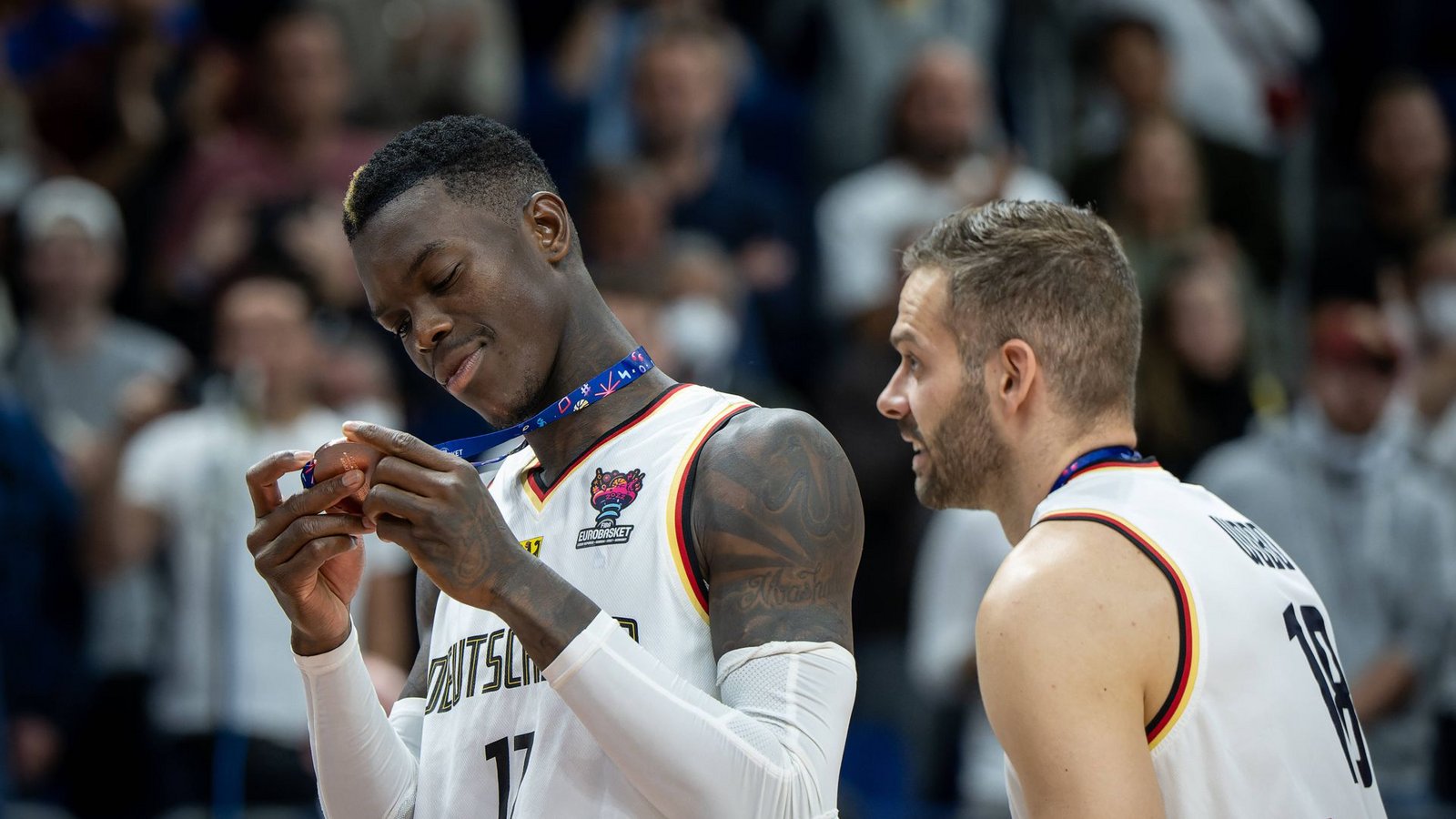 Natürlich ist Dennis Schröder die Medaille wichtig, doch er dachte auch an den vor der EM ausgebooteten Ex-Kapitän Robert Benzing. „Robin Benzing braucht eine Medaille. Wenn er keine kriegt, dann kriegt er auf jeden Fall meine, weil er eigentlich der Kapitän dieser Mannschaft ist“, sagte Schröder.Foto: IMAGO/Tilo Wiedensohler