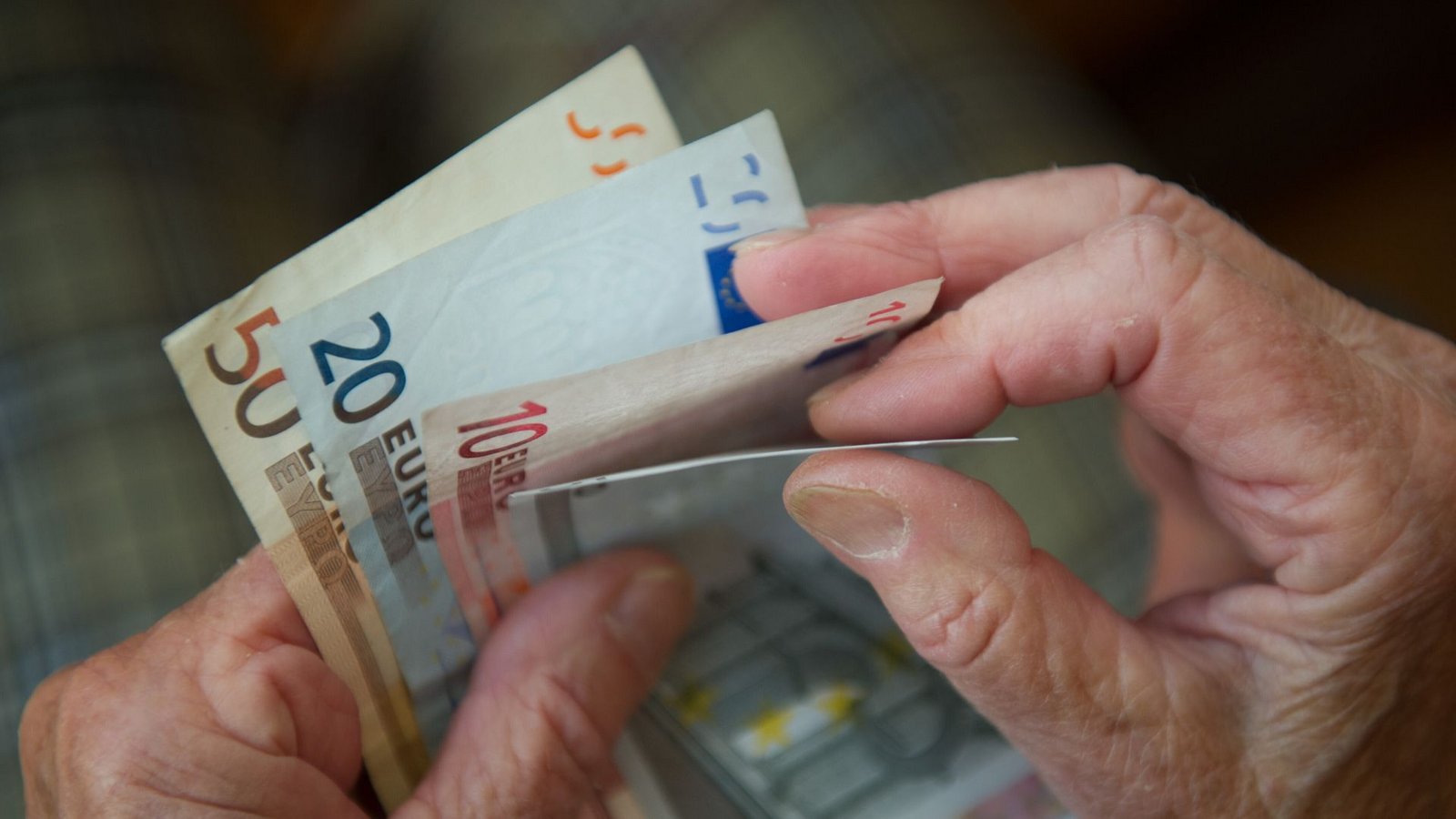 Ab 1. Juli gibt es für Rentnerinnen und Rentner mehr Geld.Foto: picture alliance/dpa/Marijan Murat Ab 1. Juli gibt es für Rentnerinnen und Rentner mehr Geld.Foto: picture alliance/dpa/Marijan Murat