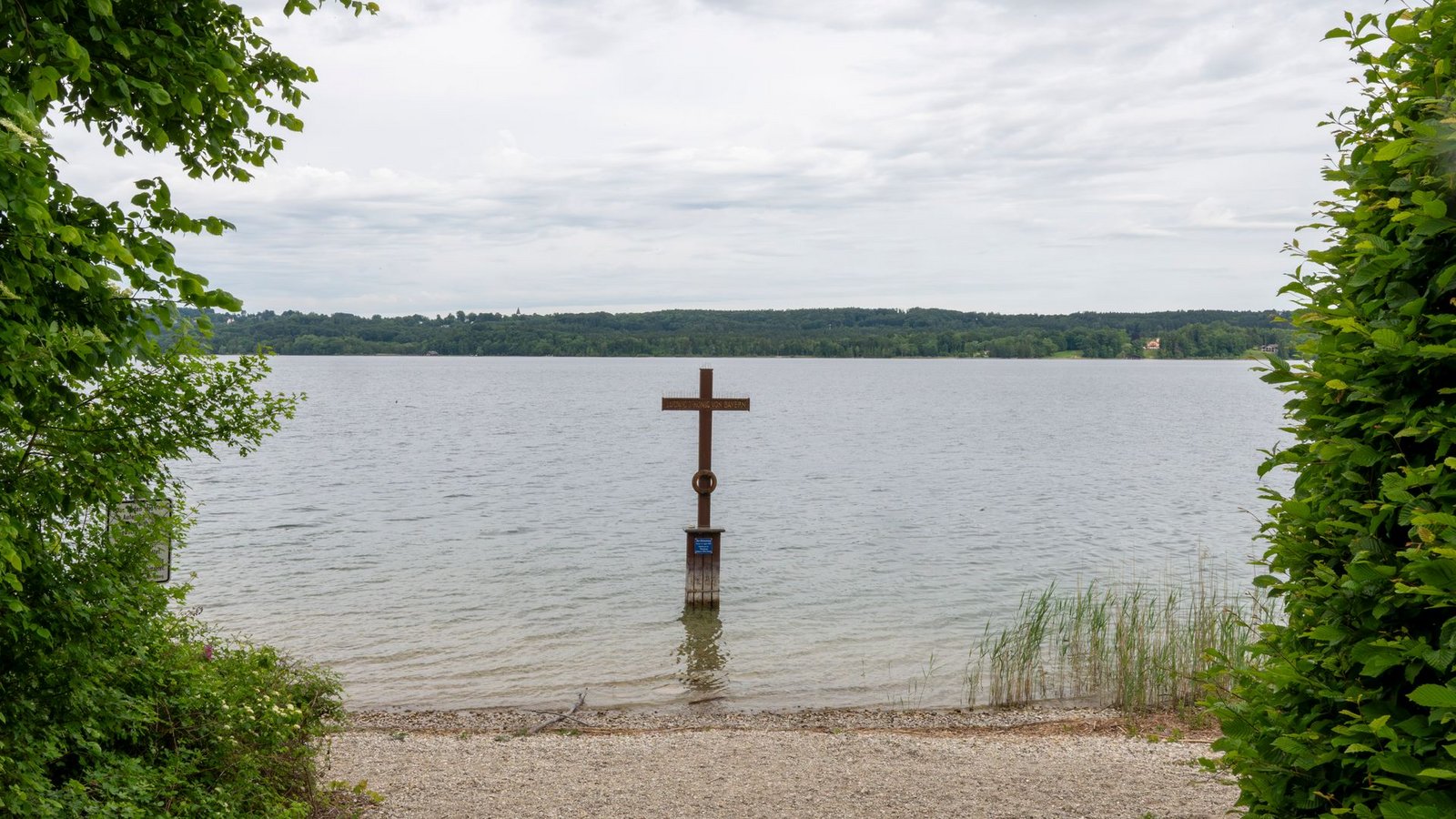Ein Kreuz im Starnberger See markiert die Stelle, an der König Ludwig II. vor 140 Jahren tot gefunden wurde.Foto: Peter Kneffel/dpa Ein Kreuz im Starnberger See markiert die Stelle, an der König Ludwig II. vor 140 Jahren tot gefunden wurde.Foto: Peter Kneffel/dpa