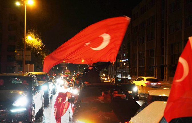 Der  Autokorso  der türkischen  Fans  fiel in Stuttgart ziemlich intensiv aus – verglichen mit anderen Städten.<span class='image-autor'>Foto: Fotoagentur Stuttg/Andreas Rosar</span>