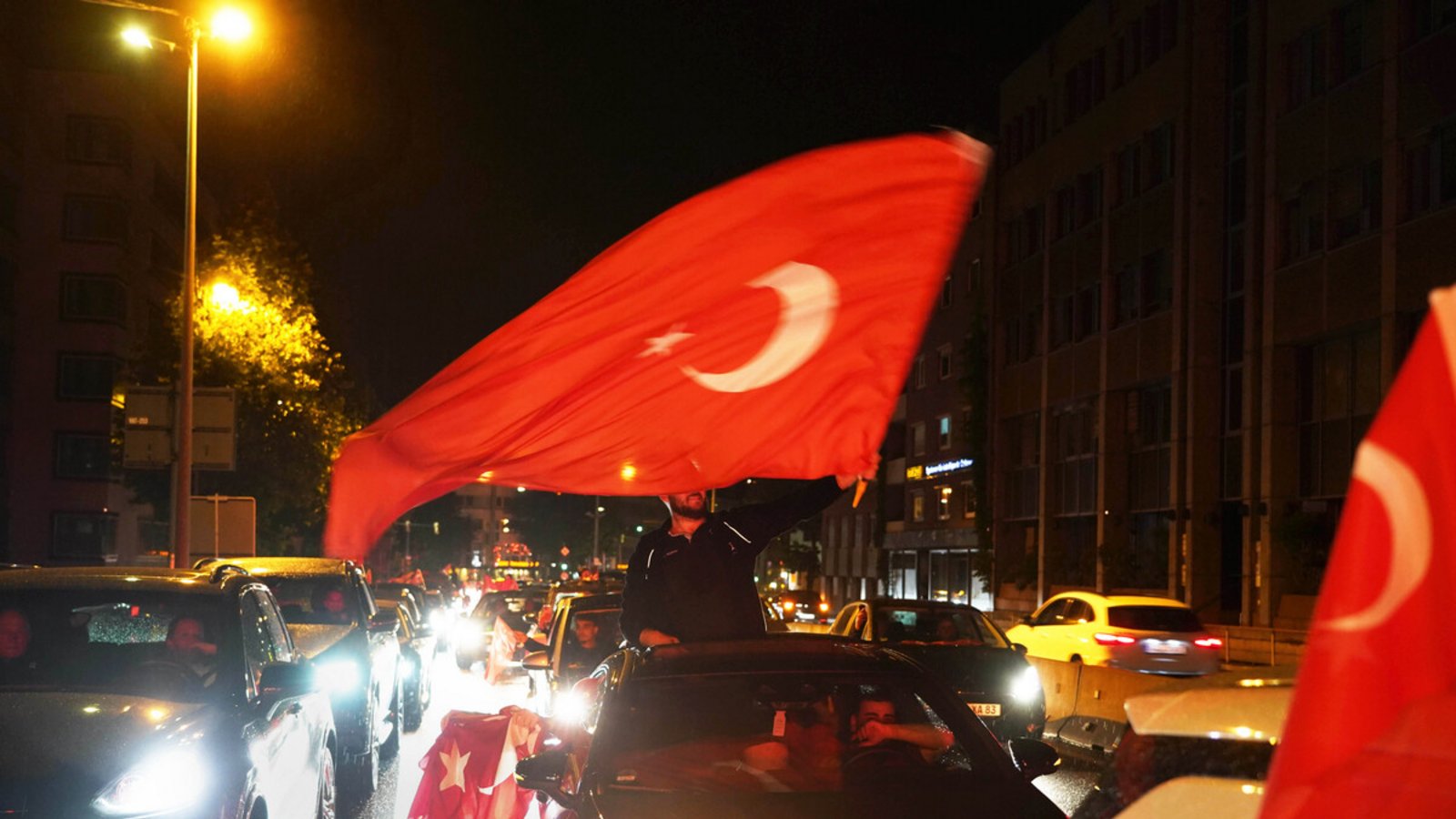 Der Autokorso der türkischen Fans fiel in Stuttgart ziemlich intensiv aus – verglichen mit anderen Städten.Foto: Fotoagentur Stuttg/Andreas Rosar Der Autokorso der türkischen Fans fiel in Stuttgart ziemlich intensiv aus – verglichen mit anderen Städten.Foto: Fotoagentur Stuttg/Andreas Rosar