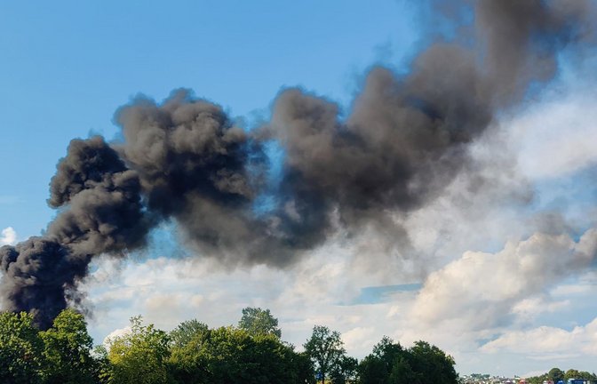 Die riesigen Rauchwolken des brennenden Lkws auf der A81 sind kilometerweit zu sehen.<span class='image-autor'>Foto: Jasmin Cools</span>