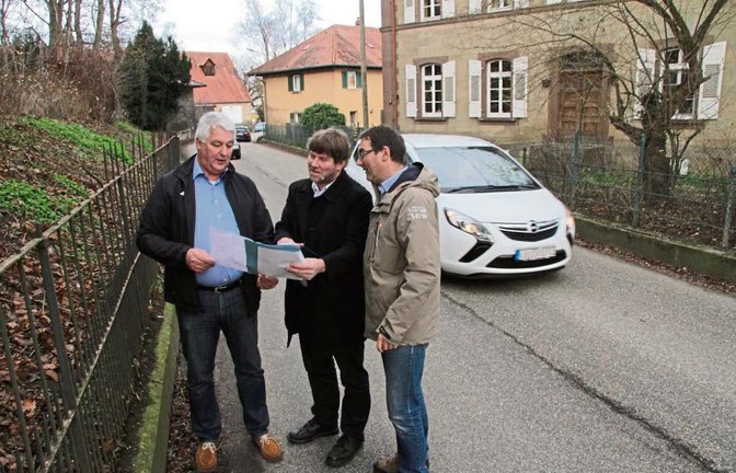 Der Eberdinger Bürgermeister Peter Schäfer, MdL Markus Rösler und Bauamtsleiter Steffen Heinrichsdorff (von links) nehmen die problematischen Stellen der Hemminger Straße in Augenschein. Nächstes Jahr will das Regierungspräsidium mit dem Ausbau beginnen. Foto: Banholzer