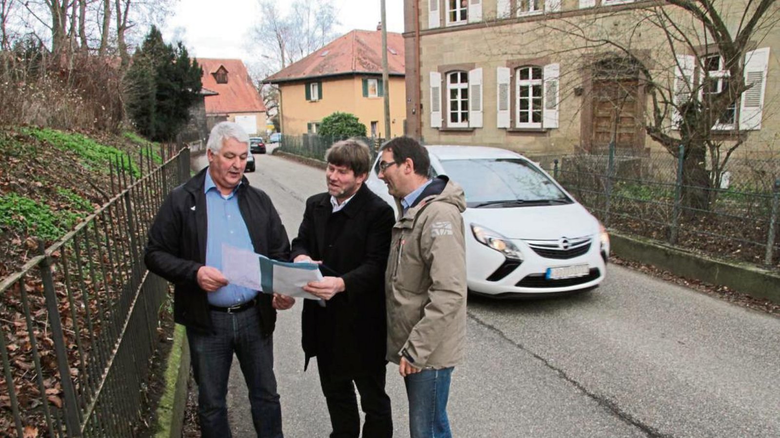 Der Eberdinger Bürgermeister Peter Schäfer, MdL Markus Rösler und Bauamtsleiter Steffen Heinrichsdorff (von links) nehmen die problematischen Stellen der Hemminger Straße in Augenschein. Nächstes Jahr will das Regierungspräsidium mit dem Ausbau beginnen. Foto: Banholzer Der Eberdinger Bürgermeister Peter Schäfer, MdL Markus Rösler und Bauamtsleiter Steffen Heinrichsdorff (von links) nehmen die problematischen Stellen der Hemminger Straße in Augenschein. Nächstes Jahr will das Regierungspräsidium mit dem Ausbau beginnen. Foto: Banholzer