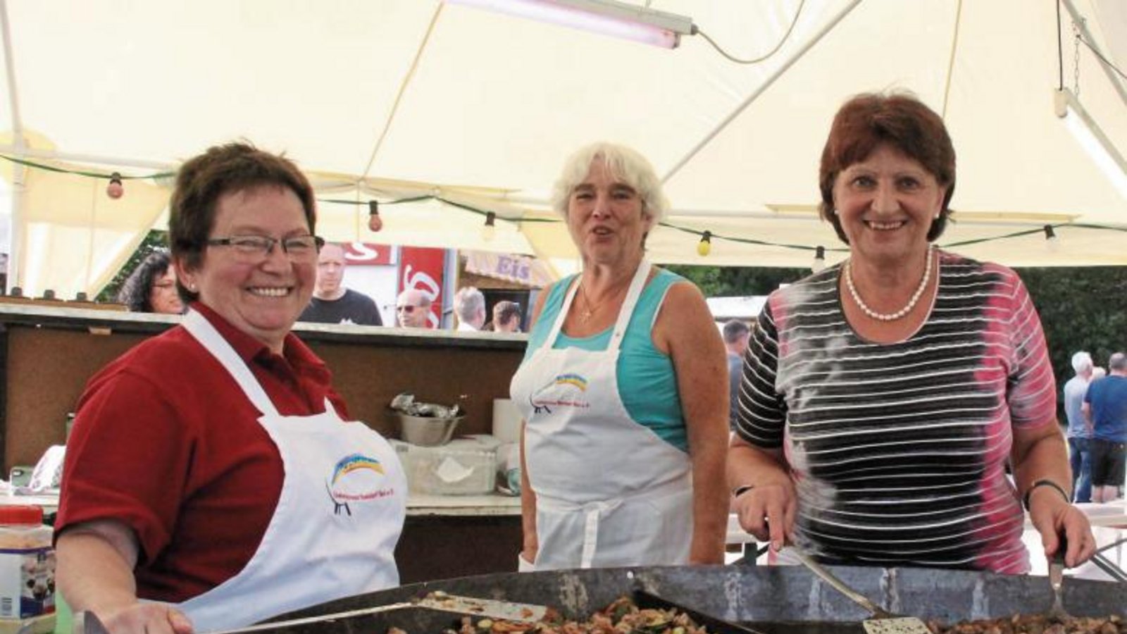 Die Gruppe D’Hochdorfer Fleggafetzer sorgt für Stimmung, die Vereine bewirten die Gäste und die Besucher genießen den warmen Sommerabend bei Essen und kühlen Getränken. Fotos: Rostek Die Gruppe D’Hochdorfer Fleggafetzer sorgt für Stimmung, die Vereine bewirten die Gäste und die Besucher genießen den warmen Sommerabend bei Essen und kühlen Getränken. Fotos: Rostek
