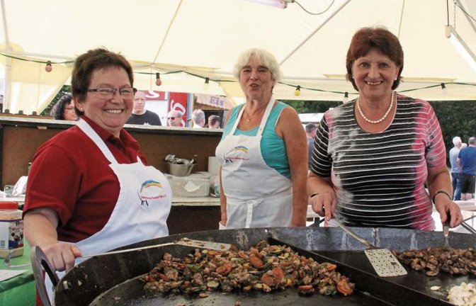 Die Gruppe D’Hochdorfer Fleggafetzer sorgt für Stimmung, die Vereine bewirten die Gäste und die Besucher genießen den warmen Sommerabend bei Essen und kühlen Getränken.  Fotos: Rostek