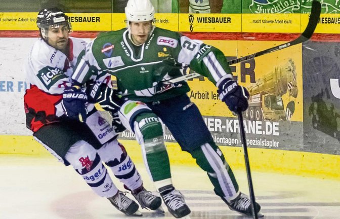 Bietigheims Justin Kelly (rechts) versucht, Marco Schütz vom EC Bad Nauheim abzuschütteln. Foto: Simecek