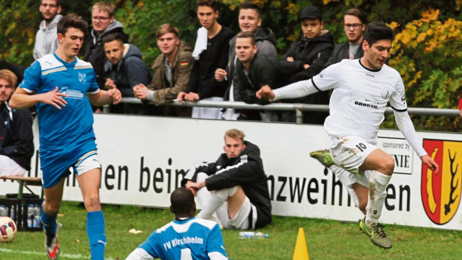 Kaum ein Vorbeikommen gab es für Cihat Aytac (rechts) und die Enzweihinger an FVK-Innenverteidiger Chiedu Samson Nwegbu. Foto: Nachreiner Kaum ein Vorbeikommen gab es für Cihat Aytac (rechts) und die Enzweihinger an FVK-Innenverteidiger Chiedu Samson Nwegbu. Foto: Nachreiner