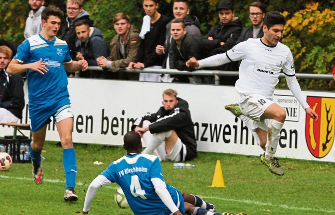 Kaum ein Vorbeikommen gab es für Cihat Aytac (rechts) und die Enzweihinger an FVK-Innenverteidiger Chiedu Samson Nwegbu.  Foto: Nachreiner
