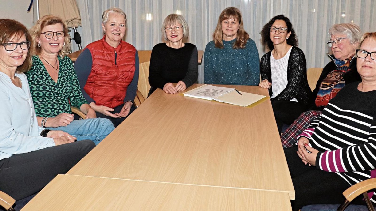 Eine Gruppe engagierter Bürgerinnen um die derzeitigen Gemeinderätinnen Beate Fetzer, Regina Schütz-Klose, Doris Öhler und Anja Schäberle (Dritte von links bis Dritte von rechts) setzt sich für mehr Frauenmitbestimmung auf kommunaler Ebene ein. Foto: Gergen Eine Gruppe engagierter Bürgerinnen um die derzeitigen Gemeinderätinnen Beate Fetzer, Regina Schütz-Klose, Doris Öhler und Anja Schäberle (Dritte von links bis Dritte von rechts) setzt sich für mehr Frauenmitbestimmung auf kommunaler Ebene ein. Foto: Gergen