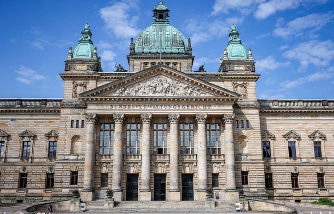 Blick auf das Bundesverwaltungsgericht (BVerwG) am Simsonplatz. Die Beteiligung an Chats mit rassistischen Inhalten hat für zwei Justizbeamte aus NRW Konsequenzen (Symbolfoto).<span class='image-autor'>Jan Woitas/dpa</span>