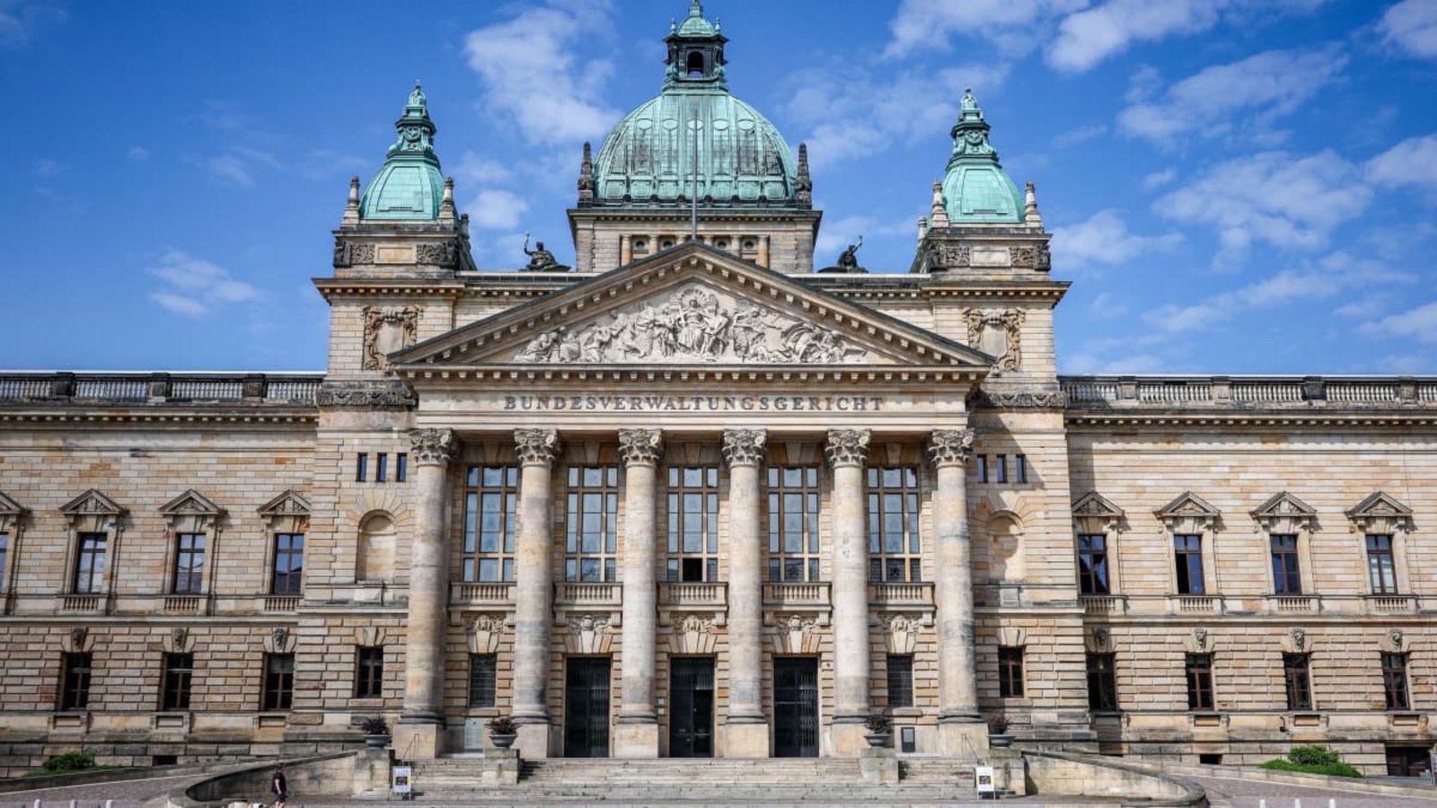 Blick auf das Bundesverwaltungsgericht (BVerwG) am Simsonplatz. Die Beteiligung an Chats mit rassistischen Inhalten hat für zwei Justizbeamte aus NRW Konsequenzen (Symbolfoto).Jan Woitas/dpa Blick auf das Bundesverwaltungsgericht (BVerwG) am Simsonplatz. Die Beteiligung an Chats mit rassistischen Inhalten hat für zwei Justizbeamte aus NRW Konsequenzen (Symbolfoto).Jan Woitas/dpa