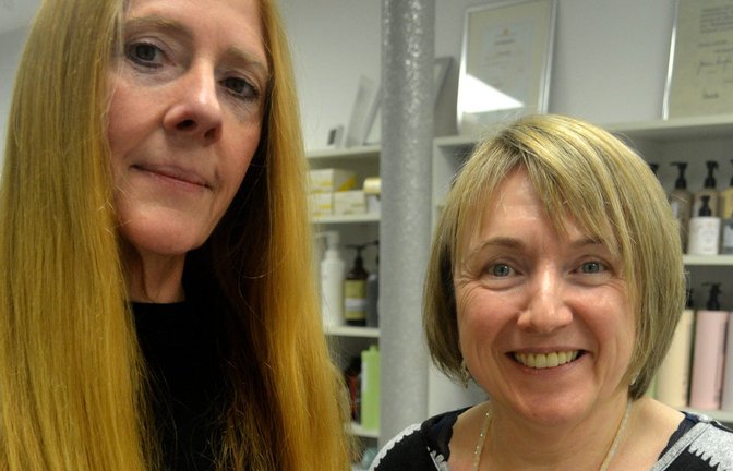 Mit dieser Haarspende hilft Katja Renner (links) krebskranken Kindern. Friseurmeisterin Natascha Blattner hat sich um den Schnitt gekümmert.  <span class='image-autor'>Foto: Stahlfeld</span>