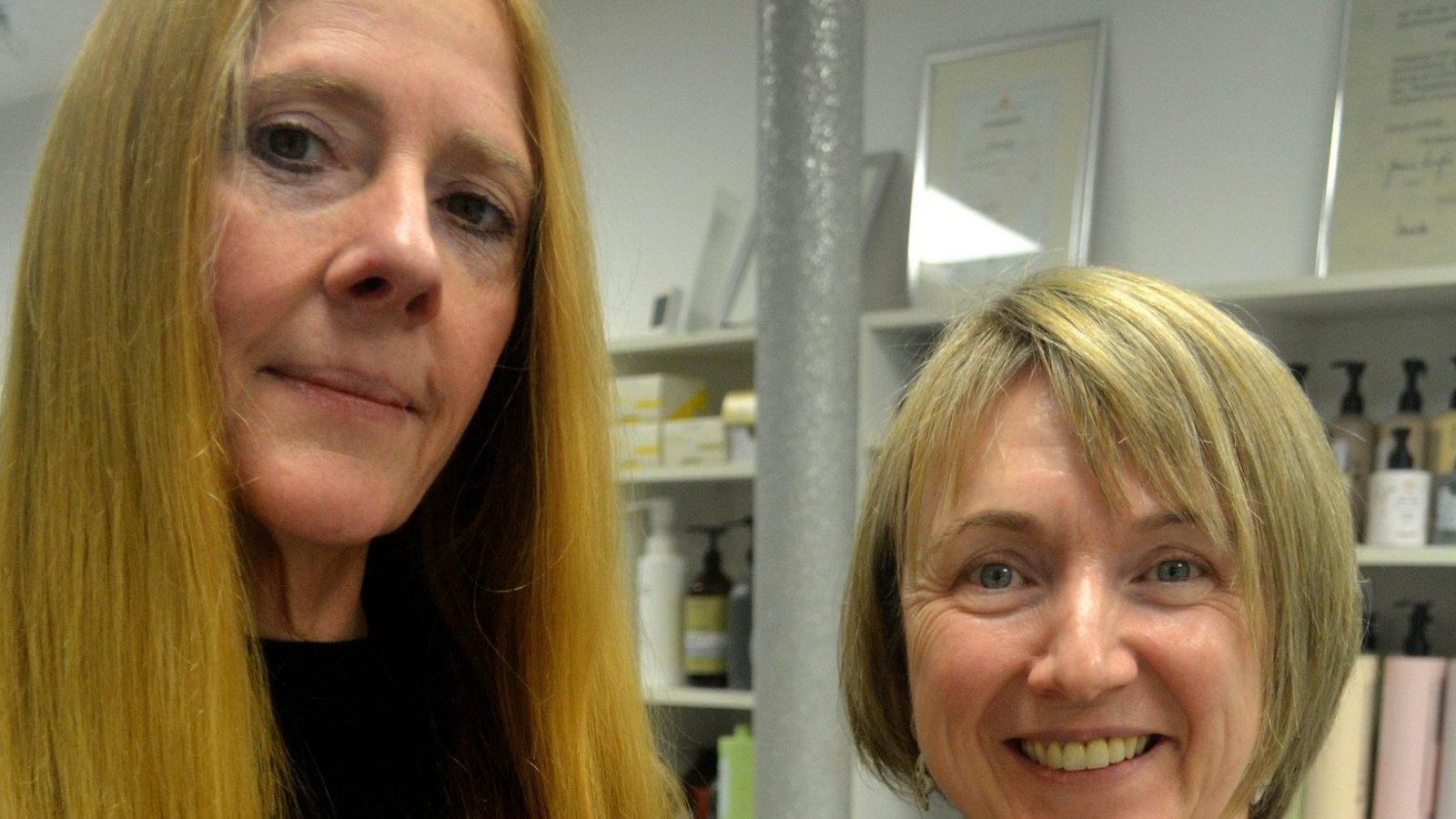 Mit dieser Haarspende hilft Katja Renner (links) krebskranken Kindern. Friseurmeisterin Natascha Blattner hat sich um den Schnitt gekümmert.  Foto: Stahlfeld