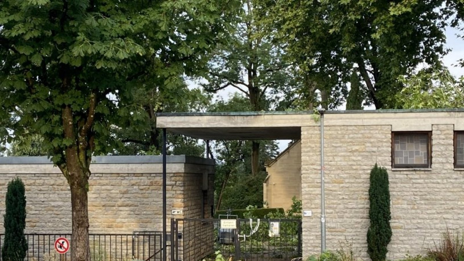 Auf dem Friedhof in Vaihingen hat der Sturm zahlreiche Bäume beschädigt. Foto: pv Auf dem Friedhof in Vaihingen hat der Sturm zahlreiche Bäume beschädigt. Foto: pv
