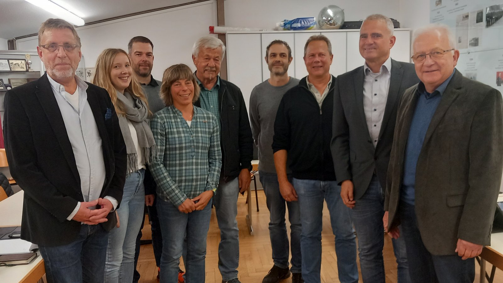 Der neue Häfnerhaslacher Ortschaftsrat mit der wiedergewählten Ortsvorsteherin Claudia Volk (Vierte von links) und dem Sachsenheimer Bürgermeister Holger Albrich (Zweiter von rechts). Foto: Glemser Der neue Häfnerhaslacher Ortschaftsrat mit der wiedergewählten Ortsvorsteherin Claudia Volk (Vierte von links) und dem Sachsenheimer Bürgermeister Holger Albrich (Zweiter von rechts). Foto: Glemser