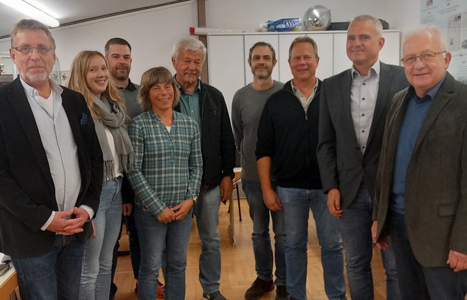 Der neue Häfnerhaslacher Ortschaftsrat mit der wiedergewählten Ortsvorsteherin Claudia Volk (Vierte von links) und dem Sachsenheimer Bürgermeister Holger Albrich (Zweiter von rechts).  <span class='image-autor'>Foto: Glemser</span>