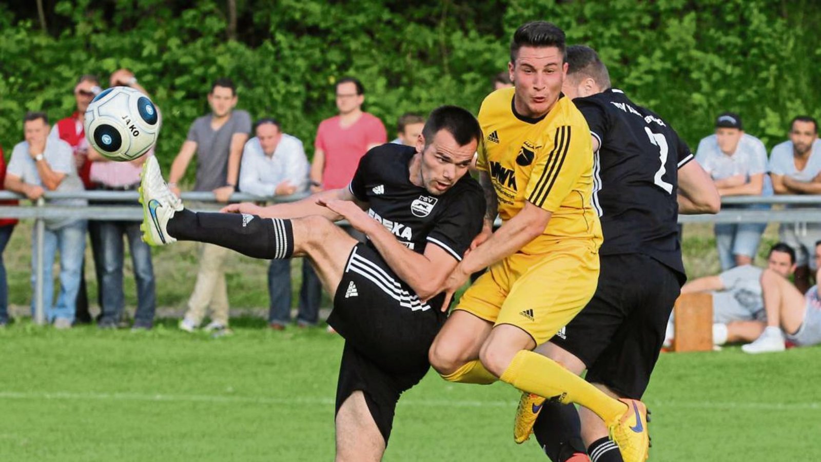 Mit Sandro Aprigliano, der hier von Pajtim Ajeti und Daniel Linder (von links) gedeckt wird, will der SV Riet in Iptingen gewinnen. Foto: Nachreiner